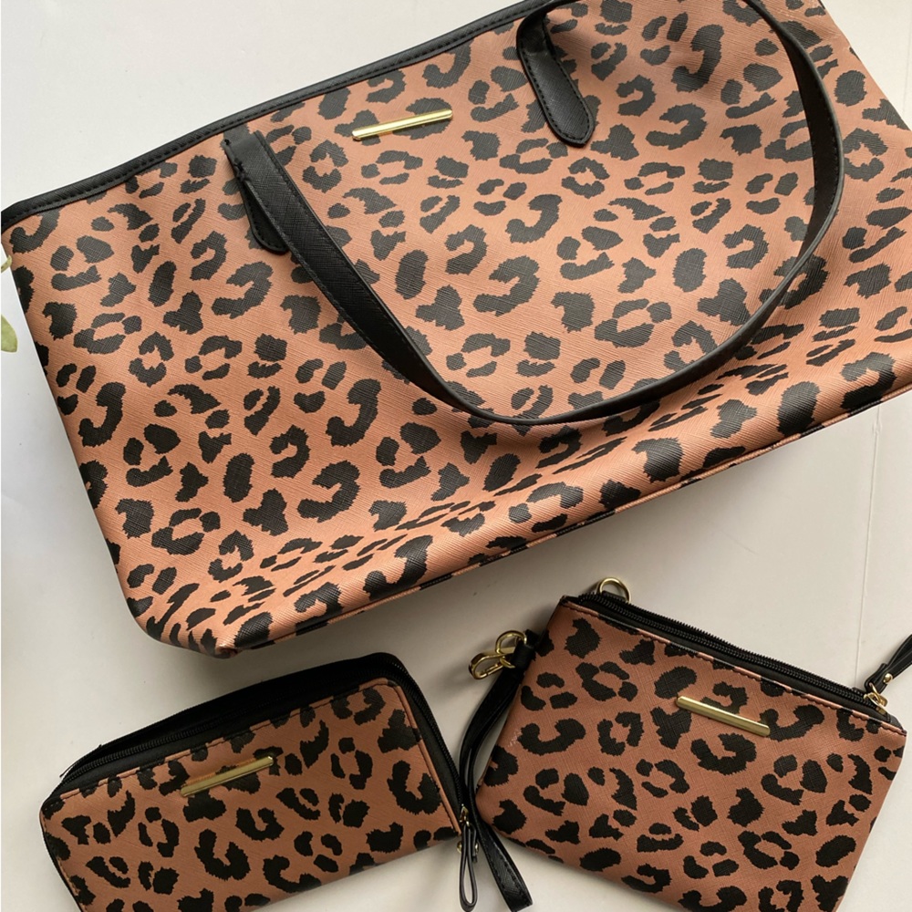 3 piece tote bag set . Includes tote bag, wallet and wristlet. Leopard pattern.